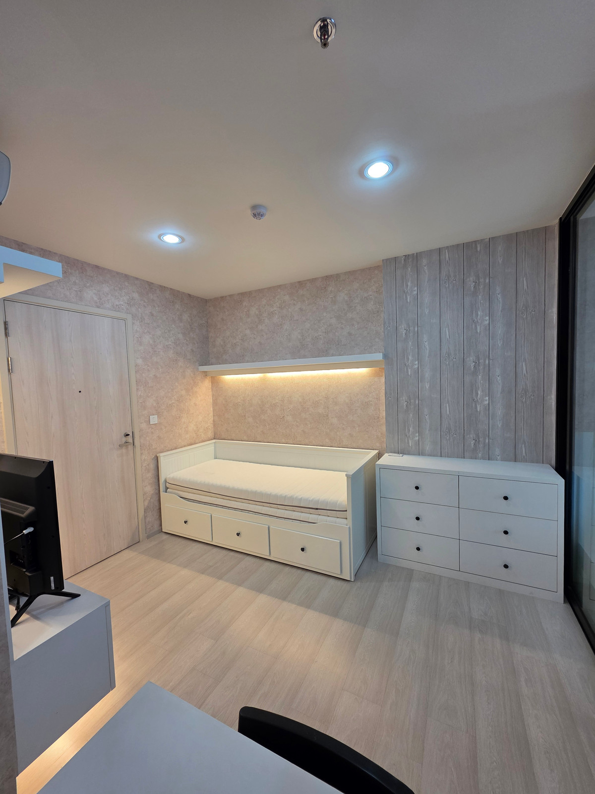 For RentCondoRama9, Petchburi, RCA : Life Asoke for rent 1-bed plus 35 sq m.