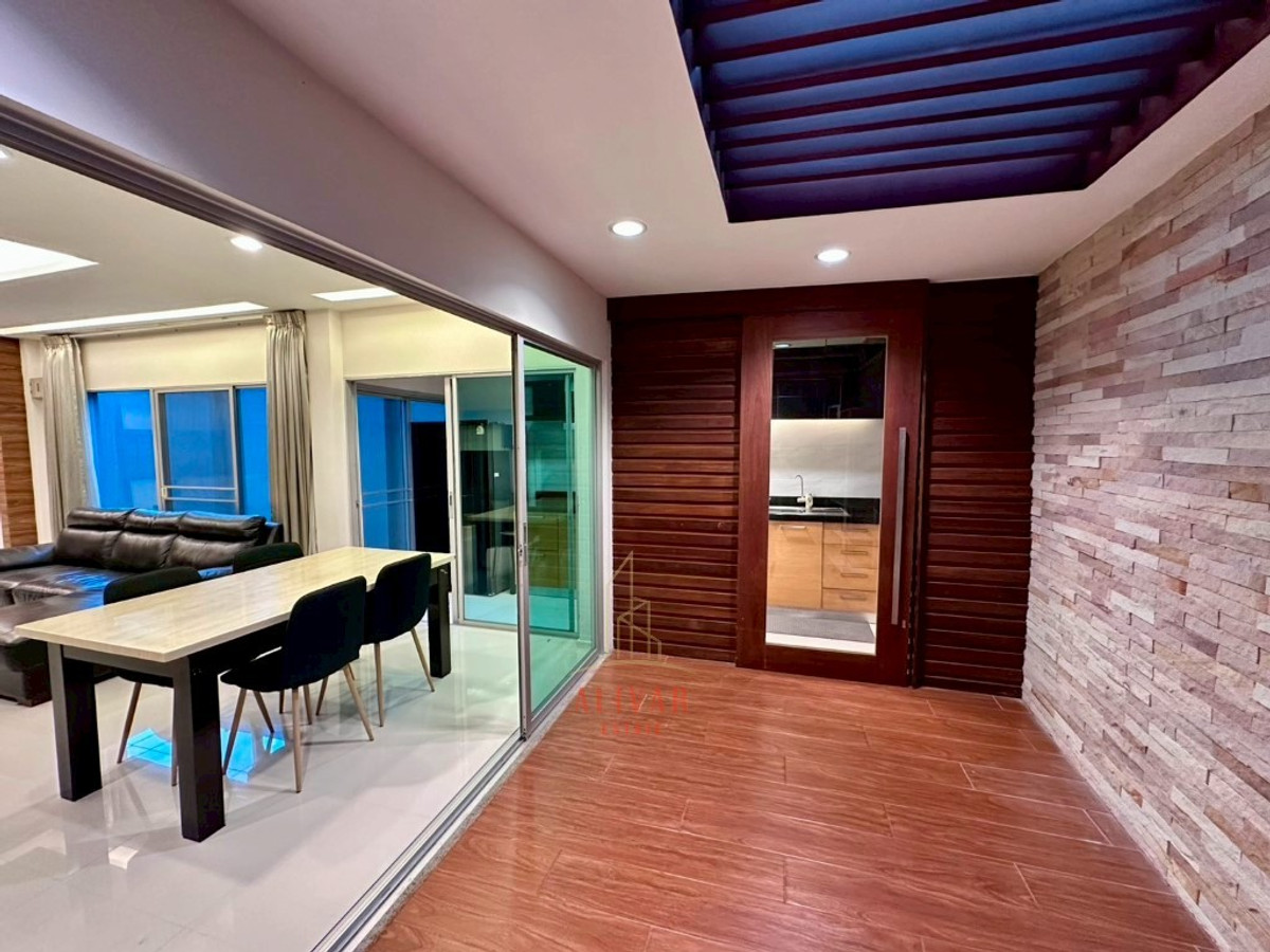 For RentTownhomePattanakan, Srinakarin : RH111925 Townhome for rent, 3 floors, corner unit at NOBLE CUBE PATTANAKARN.