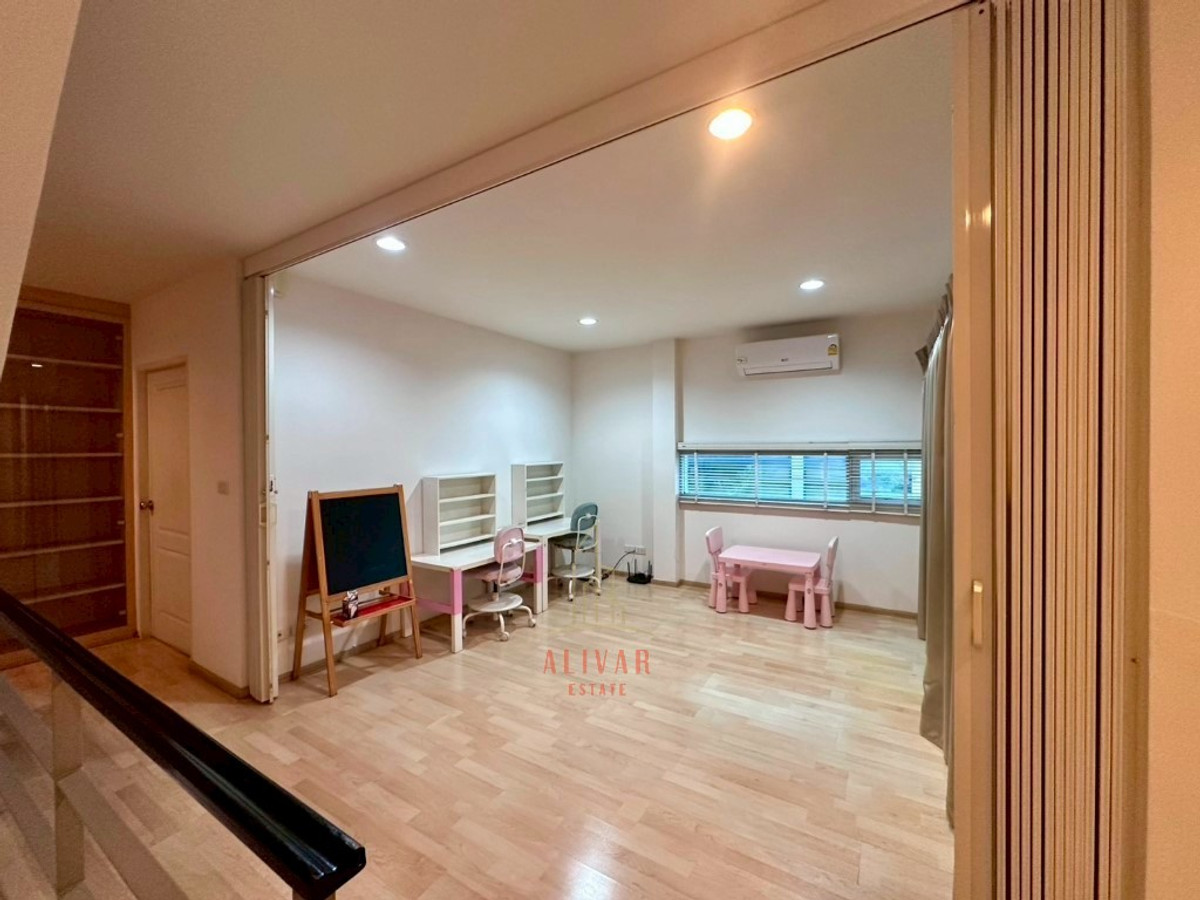 For RentTownhomePattanakan, Srinakarin : RH111925 Townhome for rent, 3 floors, corner unit at NOBLE CUBE PATTANAKARN.