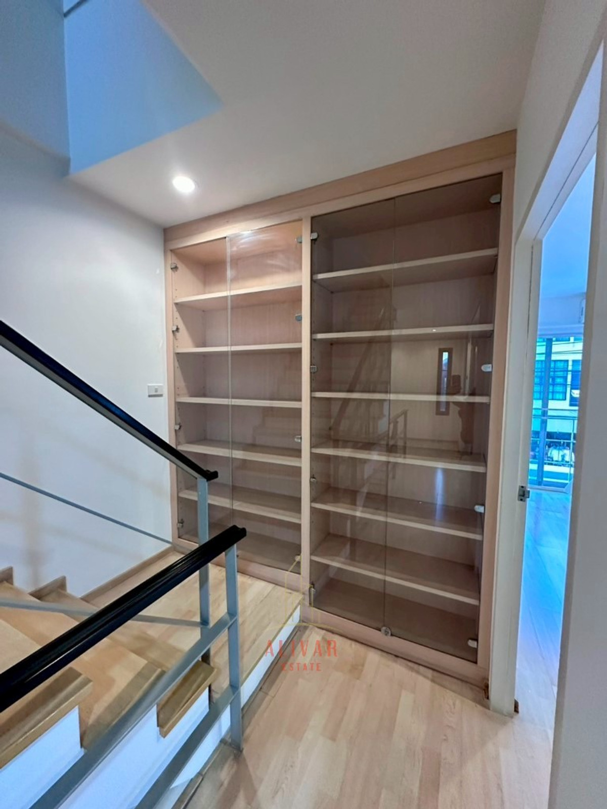 For RentTownhomePattanakan, Srinakarin : RH111925 Townhome for rent, 3 floors, corner unit at NOBLE CUBE PATTANAKARN.