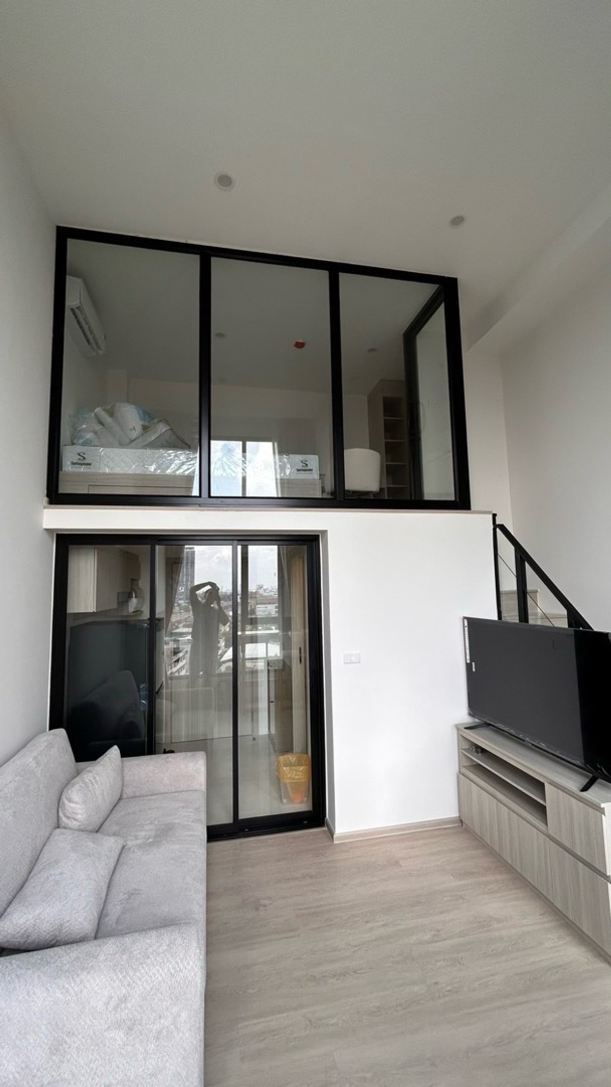 For SaleCondoSamut Prakan,Samrong : 📢👇 For Sale with Tenant – Great Rental Yield!Tenant contract valid until 16/10/2026.
Don’t miss this opportunity! A new pet-friendly condominium right next to the BTS.Duo Space layout with a bright, open function – perfect for both living and investment