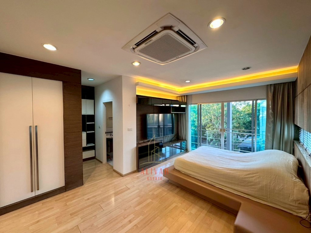 For RentTownhomePattanakan, Srinakarin : RH111925 Townhome for rent, 3 floors, corner unit at NOBLE CUBE PATTANAKARN.