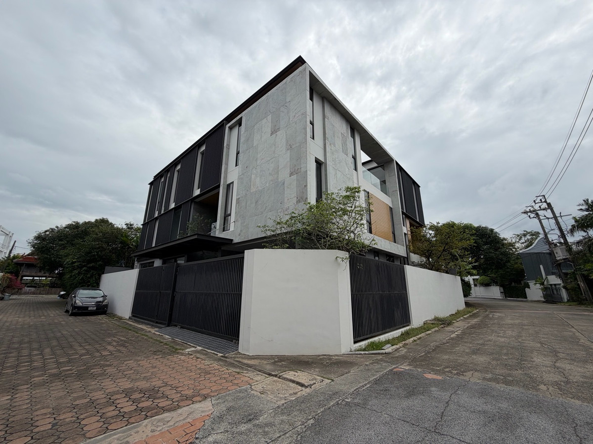 ขายบ้านเสรีไทย-นิด้า : Exclusive 39 – รามคำแหง 108  “ที่สุดของบ้านหรูใหม่เอี่ยม 3 ชั้น – แปลงมุมใหญ่ อลังการทุกดีเทล แข็งแรง พรีเมียมทั้งหลัง!” 