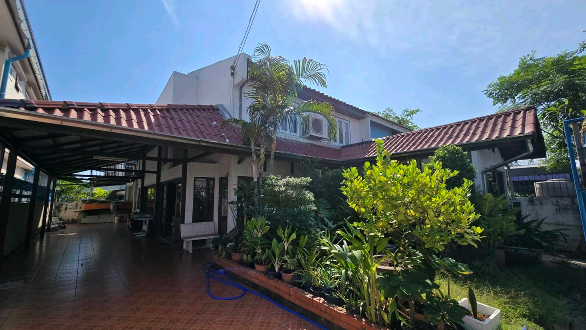 บ้านเกษตรศาสตร์ รัชโยธิน : บ้านเสนานิคมนิเวศน์1 ซอยเสนานิเวศน์115 ขาย7.9ล้าน และให้เช่าเพียง18,000บาท  พร้อมเฟอร์นิเจอร์ไม้สักแท้และเครื่องใช้ไฟฟ้า บ้านเดี่ยว2ชั้นเนื้อที่55 ตารางวา