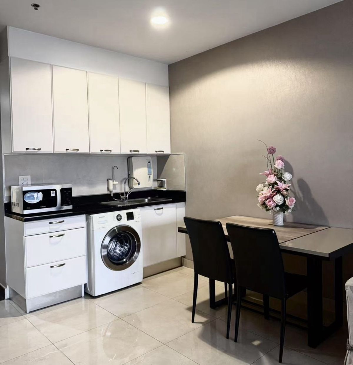 For SaleCondoRatchathewi,Phayathai : The Platinum【𝐒𝐄𝐋𝐋 & 𝐑𝐄𝐍𝐓】🔥Simple and cool white skylight style. Bright-toned furniture makes the room look more spacious and expensive.🔥 Contact Line ID: @hacondo