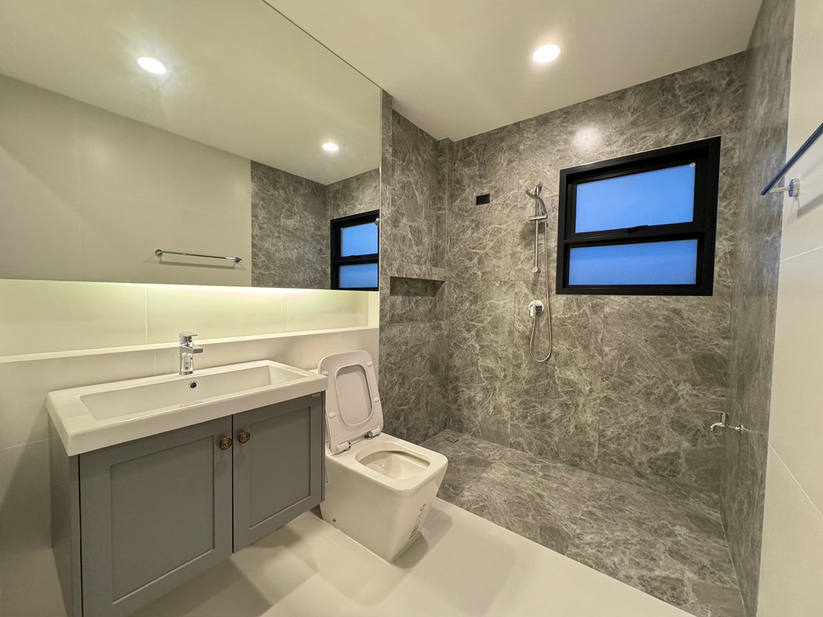 For RentHouseVipawadee, Don Mueang, Lak Si : Setthasiri Don Mueang, single house near the airport. Vacant and ready for rent You can inquire and make an appointment to view.