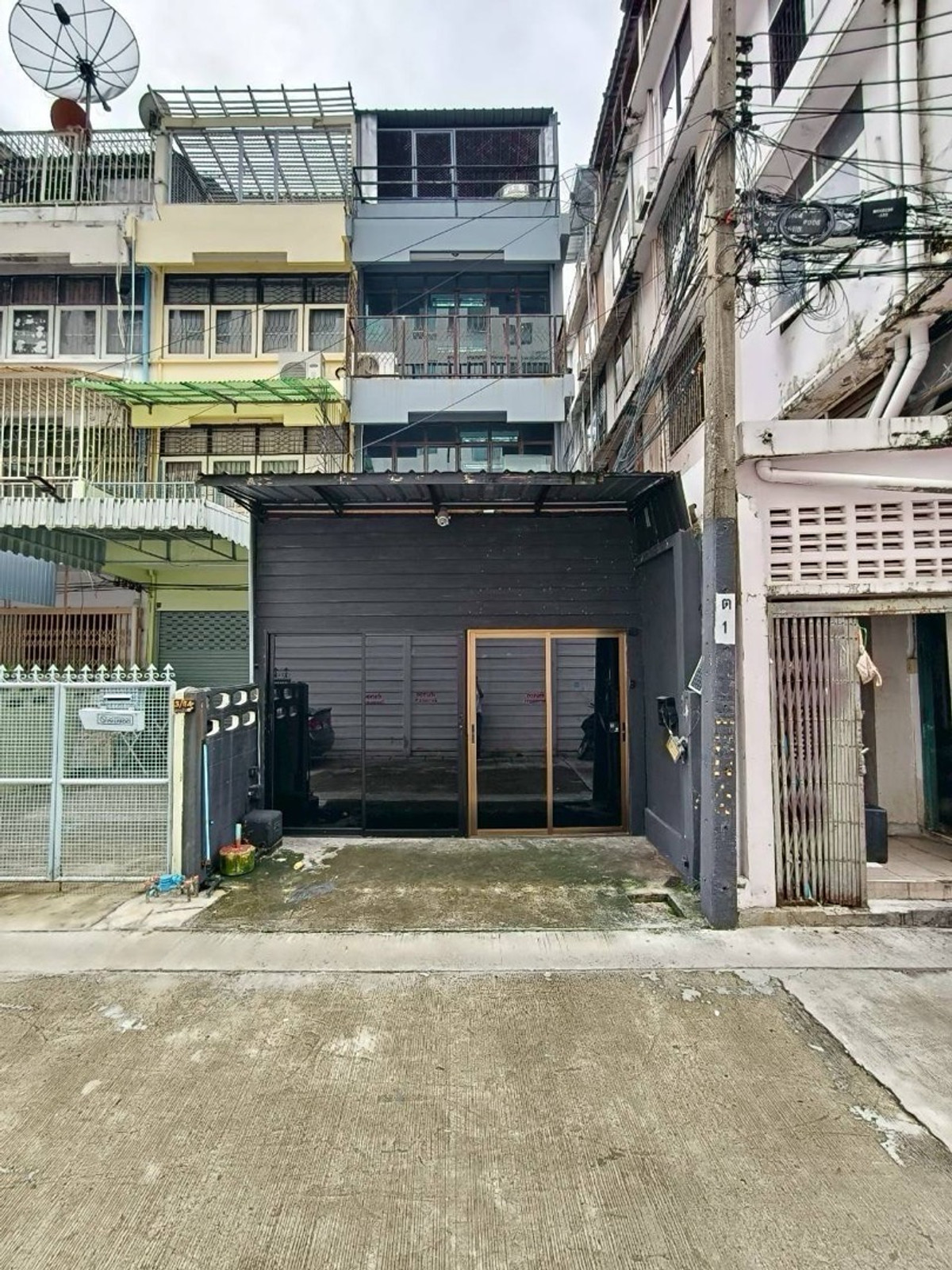 For RentHome OfficeSilom, Saladaeng, Bangrak : 4-story townhouse for rent, Silom.