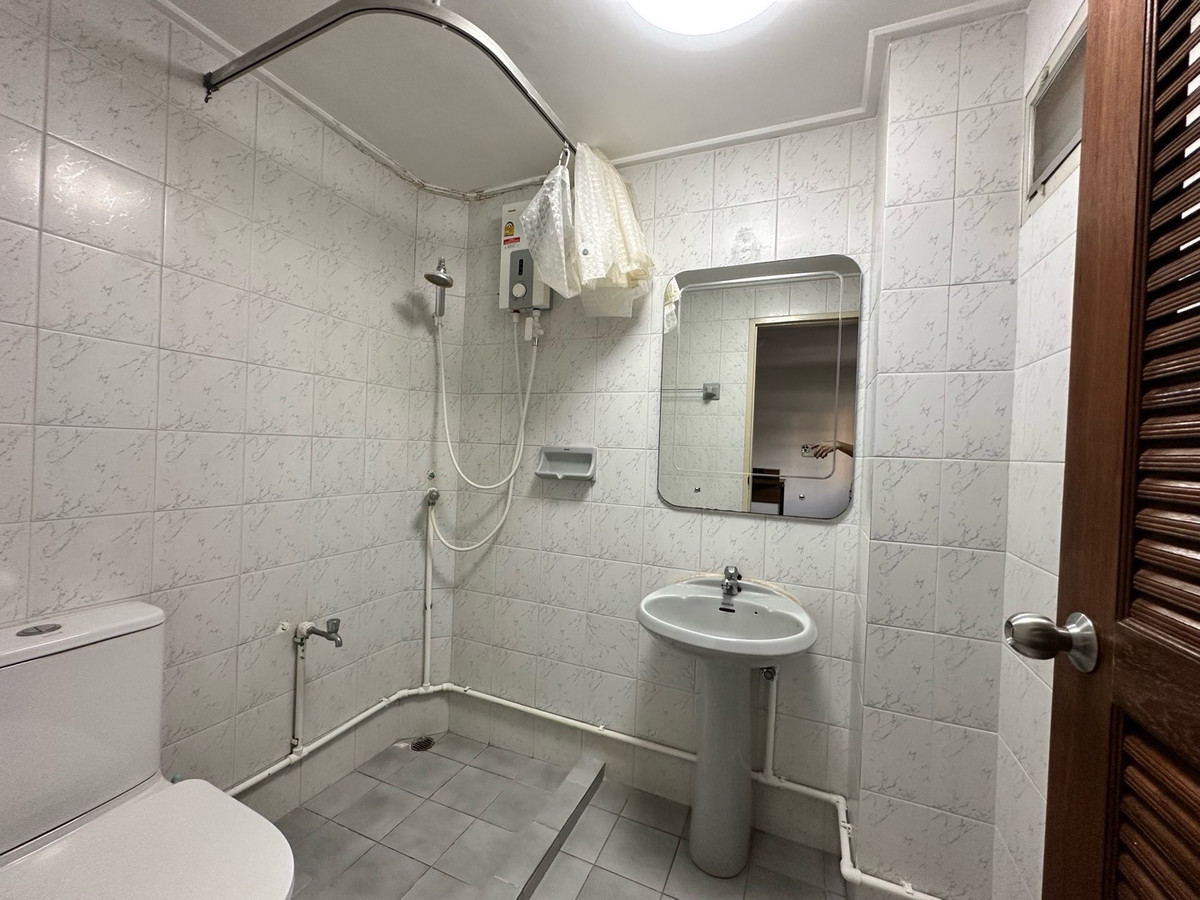 For RentTownhomeSukhumvit, Asoke, Thonglor : 3-Bed Townhome for Rent in Thonglor area, next to Samitivej Hospital. Ready to move in Jan, 2026