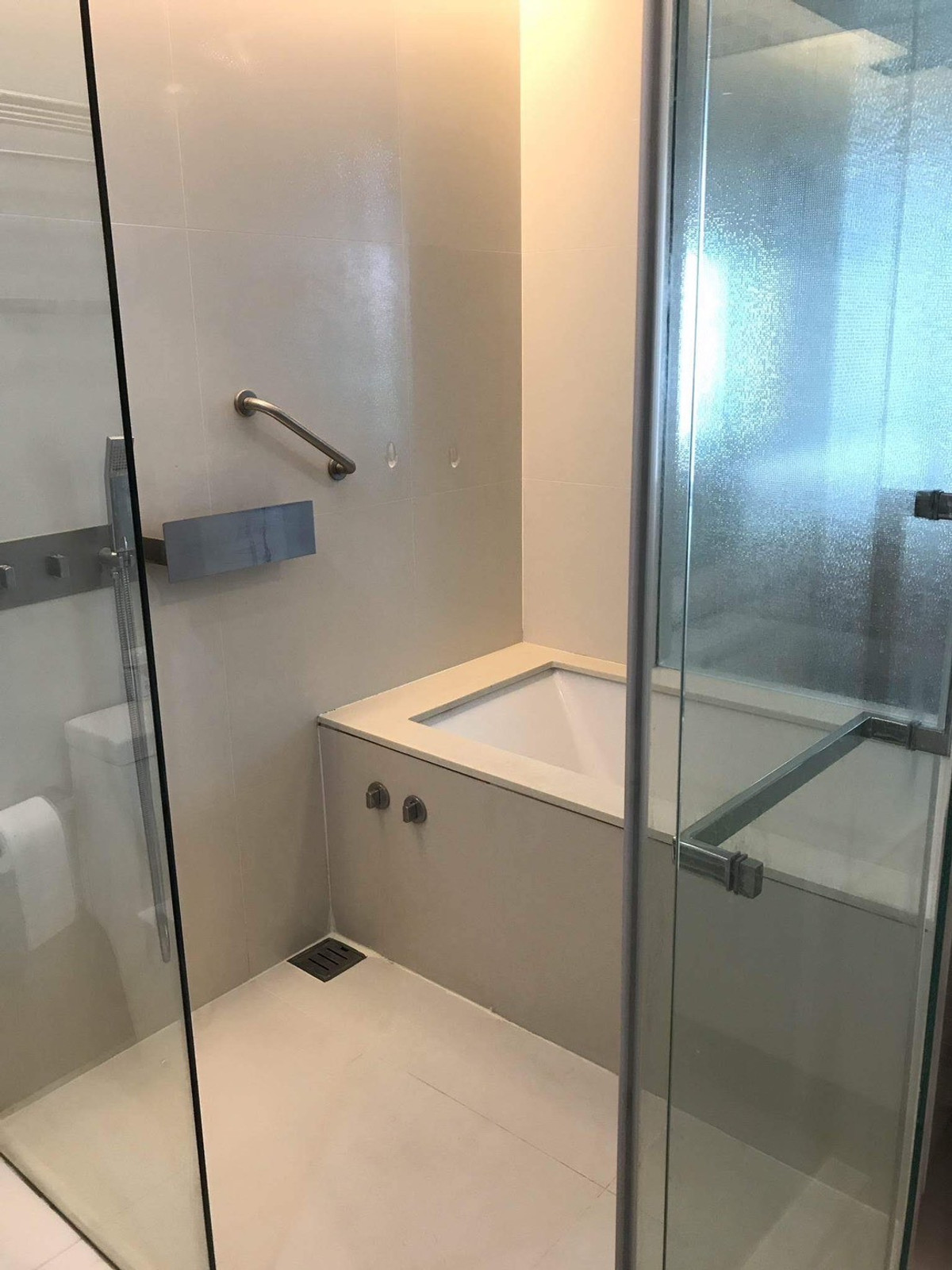 For SaleCondoSukhumvit, Asoke, Thonglor : Condo The Room Sukhumvit 21, convenient travel, close to BTS, shuttle available, fully furnished, ready for sale!