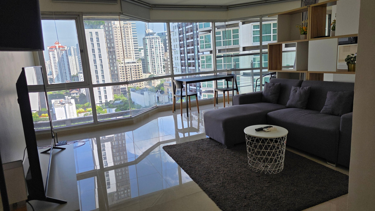 CondoNana, North Nana,Sukhumvit13, Soi Nana : Sukhumvit Suite Condo in Sukhumvit Soi 13, Bangkok for rent or sale. Corner room, beautifully decorated, bright, complete with furniture, on the 15th floor, recently renovated, area 60.8 square meters, 1 bedroom.