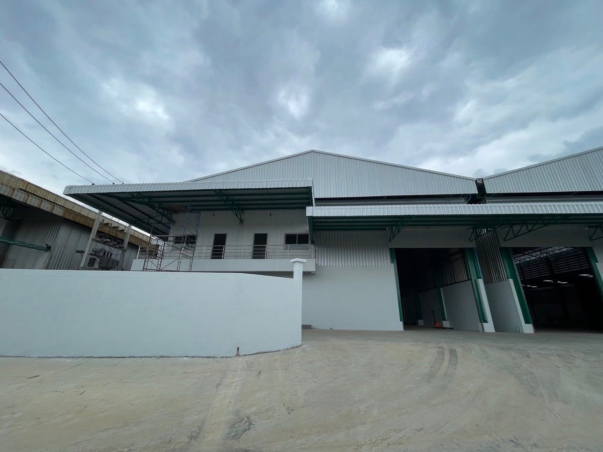 For RentFactoryRama 2, Bang Khun Thian : New factory for rent, 1 rai, has an office, workers' quarters. Line OA : @ladysai