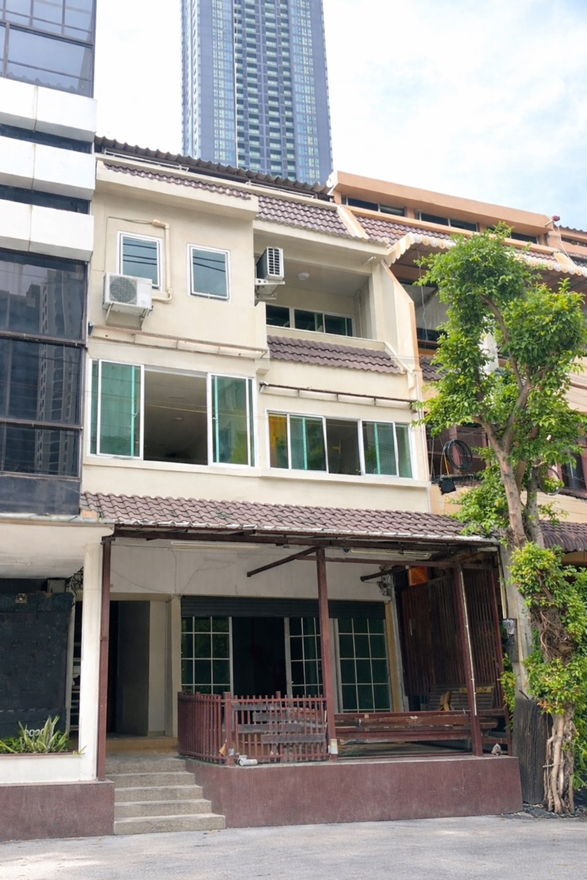 ให้เช่าโฮมออฟฟิศรัชดา ห้วยขวาง : HK0634♛  Renovateใหม่ ให้เช่า โฮมออฟฟิศใกล้ MRT พระราม9 ระยะเดิน จดทะเบียนได้ !!
 มี 6 ห้องนอน⚝โซนรัชดา-พระราม9♜MRTพระราม9∞099-5919653,065-9423251▚Line@sureresidence