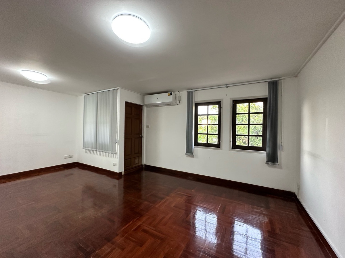 For RentTownhomeSukhumvit, Asoke, Thonglor : 3-Bed Townhome for Rent in Thonglor area, next to Samitivej Hospital. Ready to move in Jan, 2026