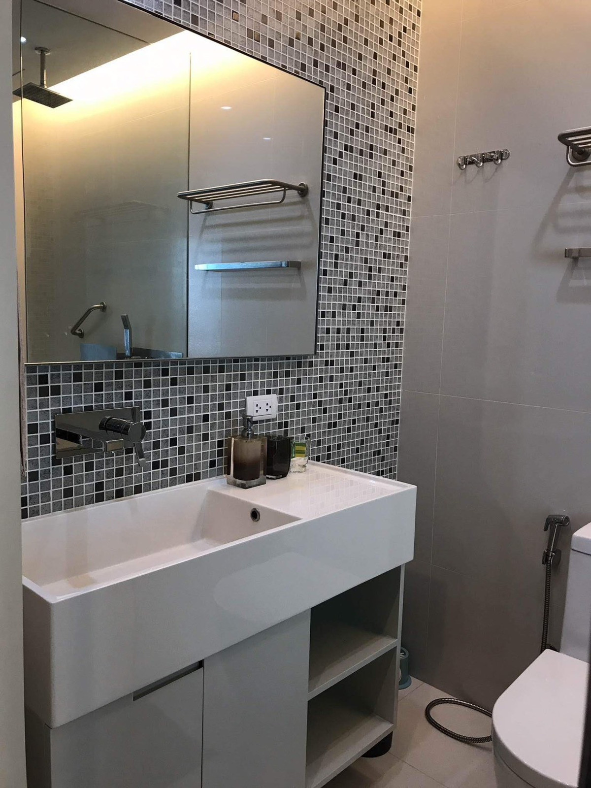 For SaleCondoSukhumvit, Asoke, Thonglor : Condo The Room Sukhumvit 21, convenient travel, close to BTS, shuttle available, fully furnished, ready for sale!