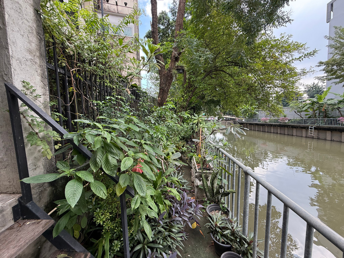 For SaleTownhomeRama 8, Samsen, Ratchawat : House and land for sale Next to Khlong Samsen, near Suan Dusit University - Vajira Hospital.