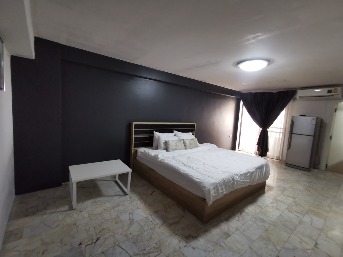 For RentCondoRatchadapisek, Huaikwang, Suttisan : Grand Park Town Condo for rent, sale, 1 bedroom, 32 sq m., spacious room, near Lao Embassy, ​​Mengjai, Cultural Center.