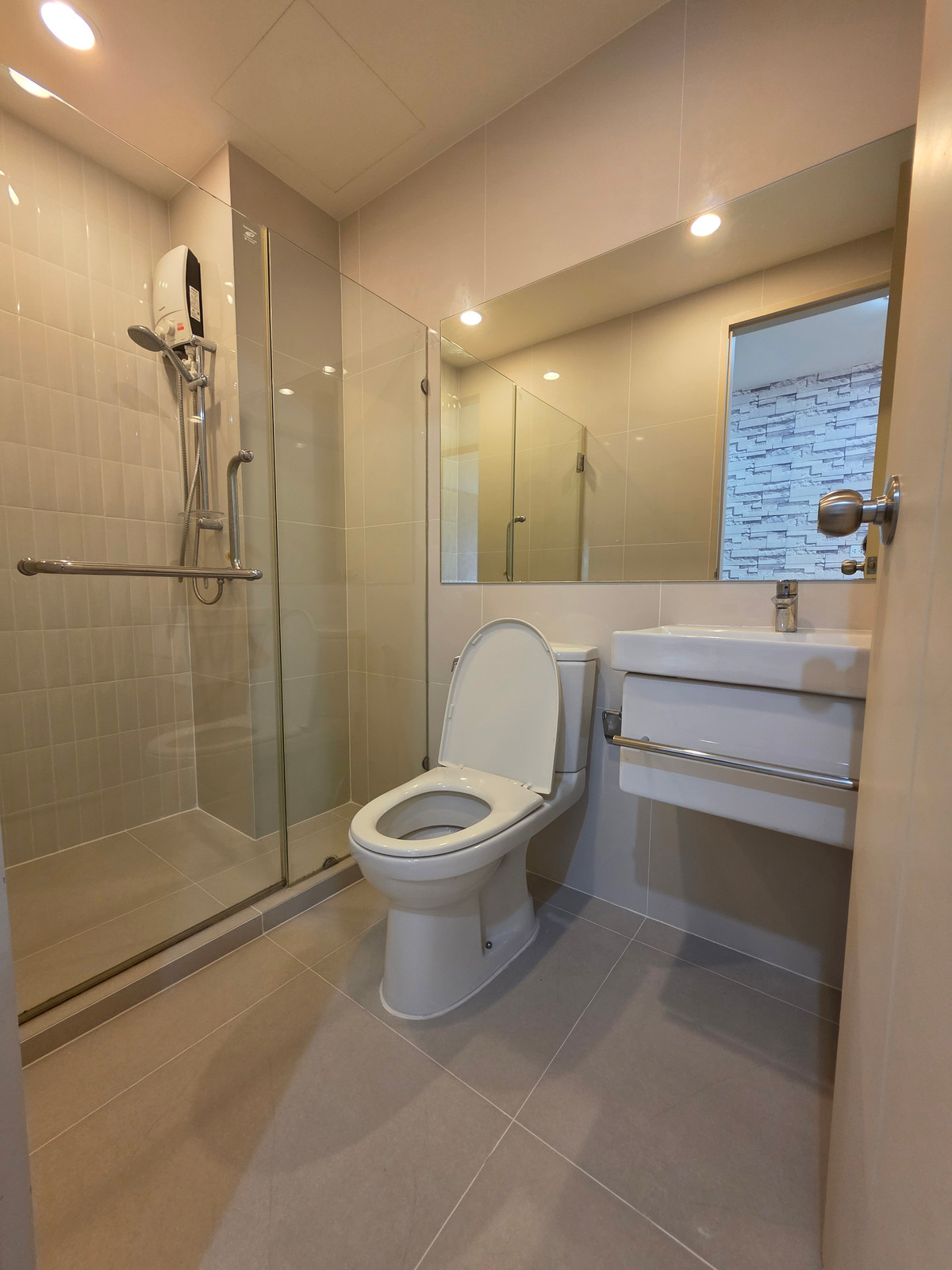 For RentCondoRama9, Petchburi, RCA : 🔥For urgent rent🔥Life Asoke, beautifully decorated, fully furnished, ready to move in Located in the heart of Rama 9, near MRT Phetchaburi.