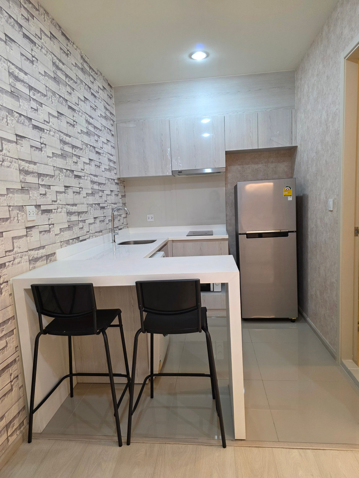 For RentCondoRama9, Petchburi, RCA : 🔥For urgent rent🔥Life Asoke, beautifully decorated, fully furnished, ready to move in Located in the heart of Rama 9, near MRT Phetchaburi.