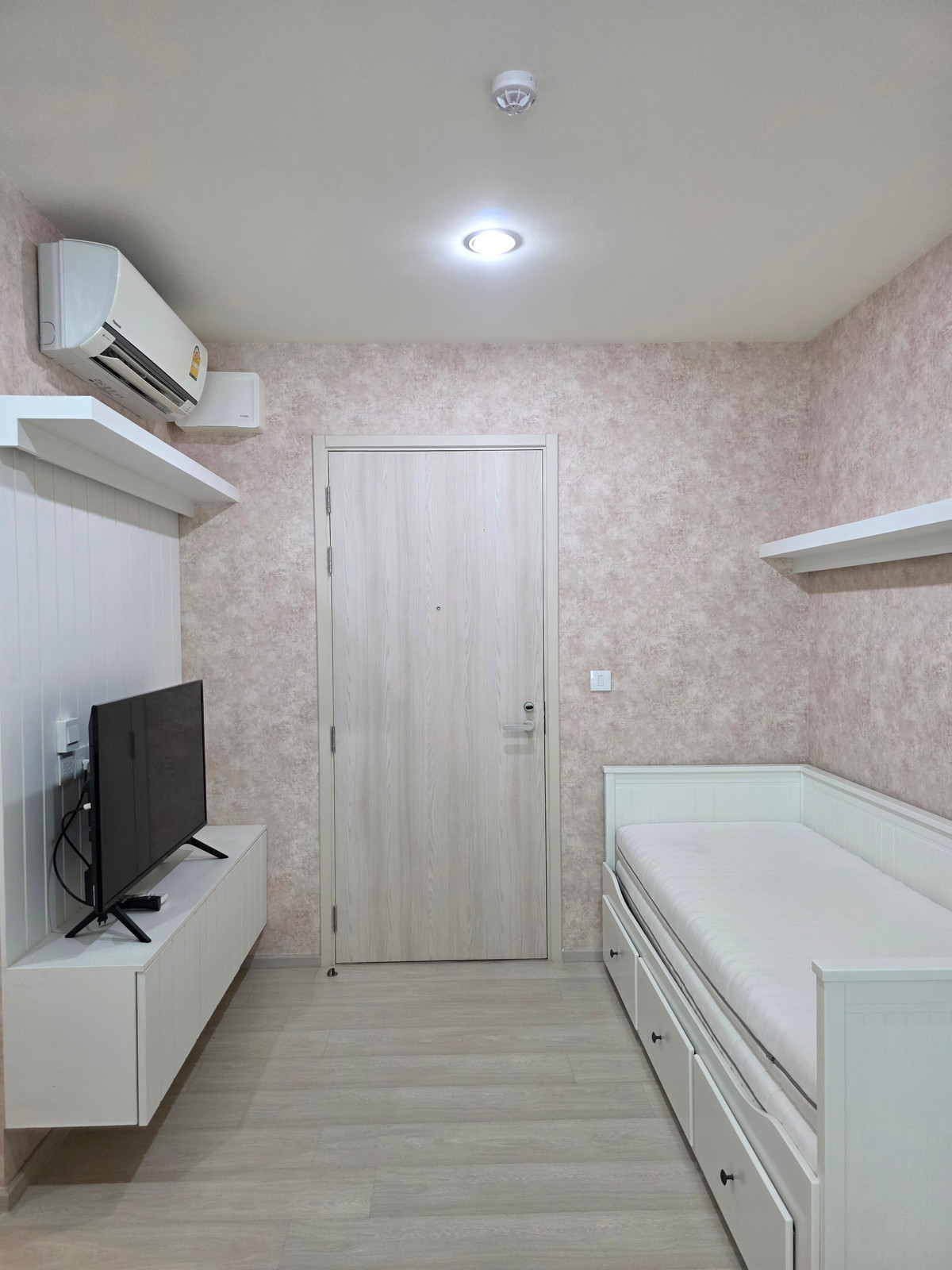 For RentCondoRama9, Petchburi, RCA : 🔥For urgent rent🔥Life Asoke, beautifully decorated, fully furnished, ready to move in Located in the heart of Rama 9, near MRT Phetchaburi.