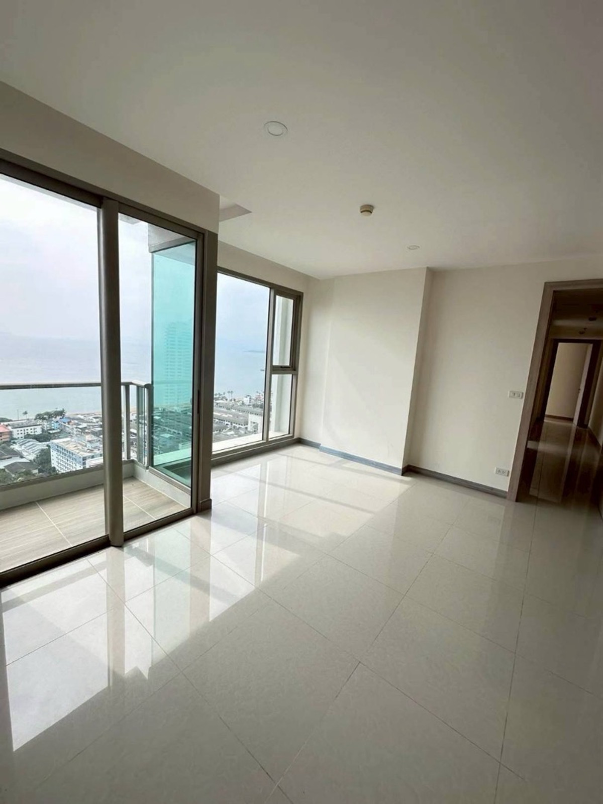 For SaleCondoPattaya, Bangsaen, Chonburi : Luxury condo for sale in Pattaya, The Riviera Jomtien, 34th floor, open sea view, 5 bedrooms, 4 bathrooms, size 179 sq m, price 33,000,000 baht.