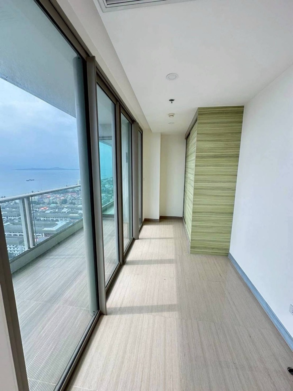 For SaleCondoPattaya, Bangsaen, Chonburi : Luxury condo for sale in Pattaya, The Riviera Jomtien, 34th floor, open sea view, 5 bedrooms, 4 bathrooms, size 179 sq m, price 33,000,000 baht.