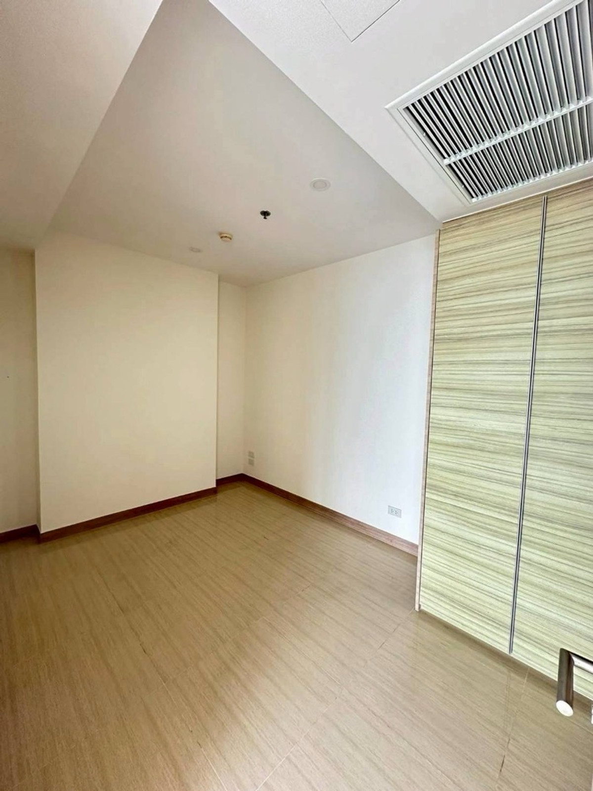 For SaleCondoPattaya, Bangsaen, Chonburi : Luxury condo for sale in Pattaya, The Riviera Jomtien, 34th floor, open sea view, 5 bedrooms, 4 bathrooms, size 179 sq m, price 33,000,000 baht.