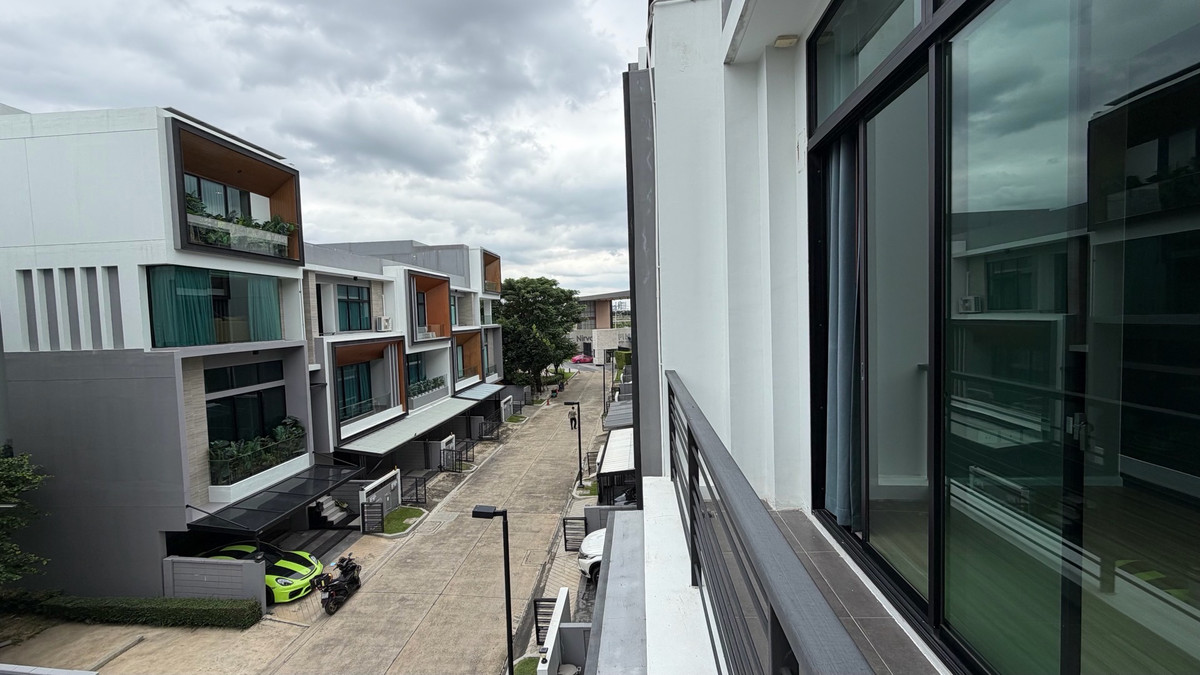 For SaleTownhomePattanakan, Srinakarin : Urgent sale, great price, Navana Define Srinakarin-Rama 9, luxury townhome, 3 floors, large functions, good value, premium location.