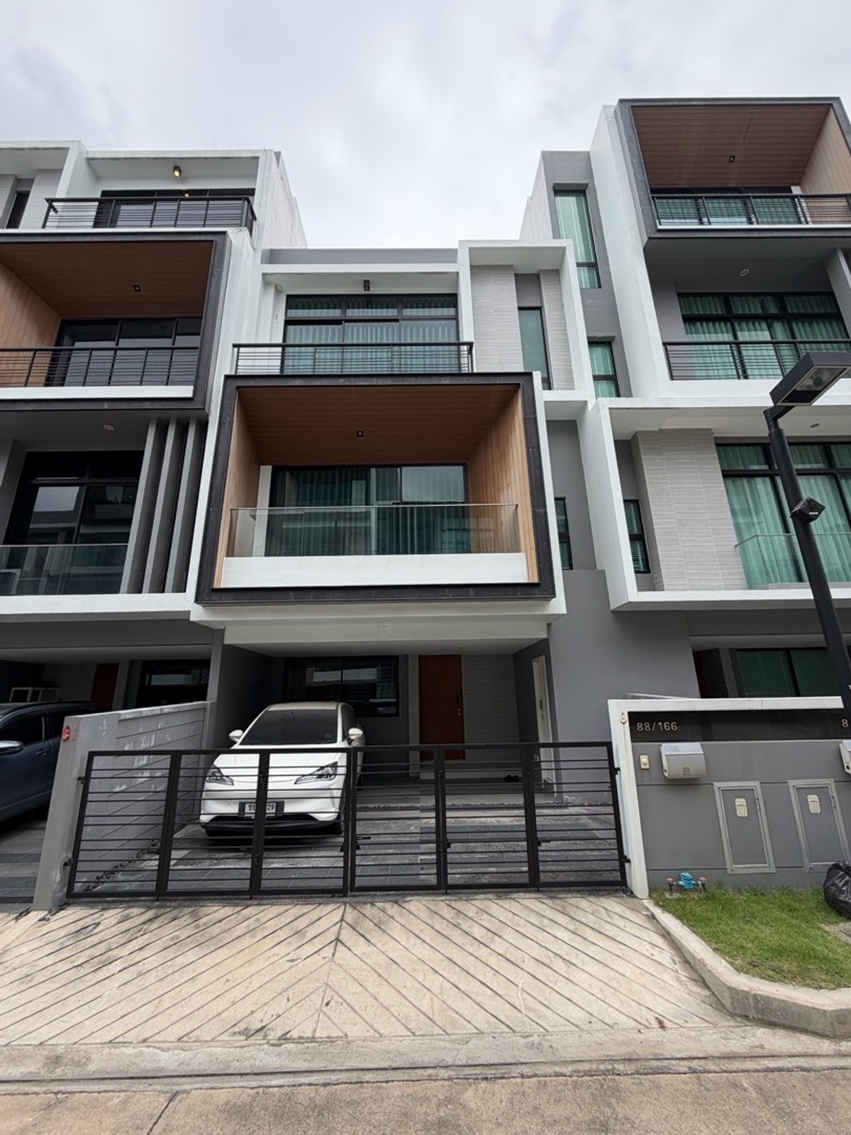 For SaleTownhomePattanakan, Srinakarin : Urgent sale, great price, Navana Define Srinakarin-Rama 9, luxury townhome, 3 floors, large functions, good value, premium location.
