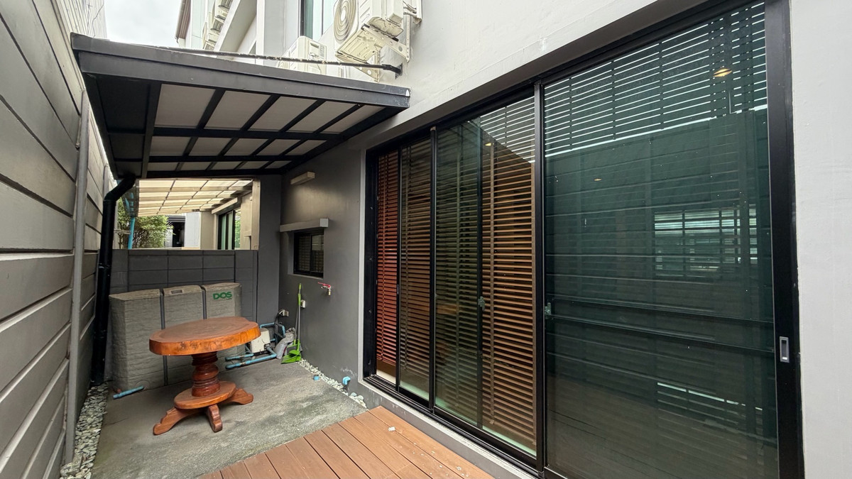 For SaleTownhomePattanakan, Srinakarin : Urgent sale, great price, Navana Define Srinakarin-Rama 9, luxury townhome, 3 floors, large functions, good value, premium location.