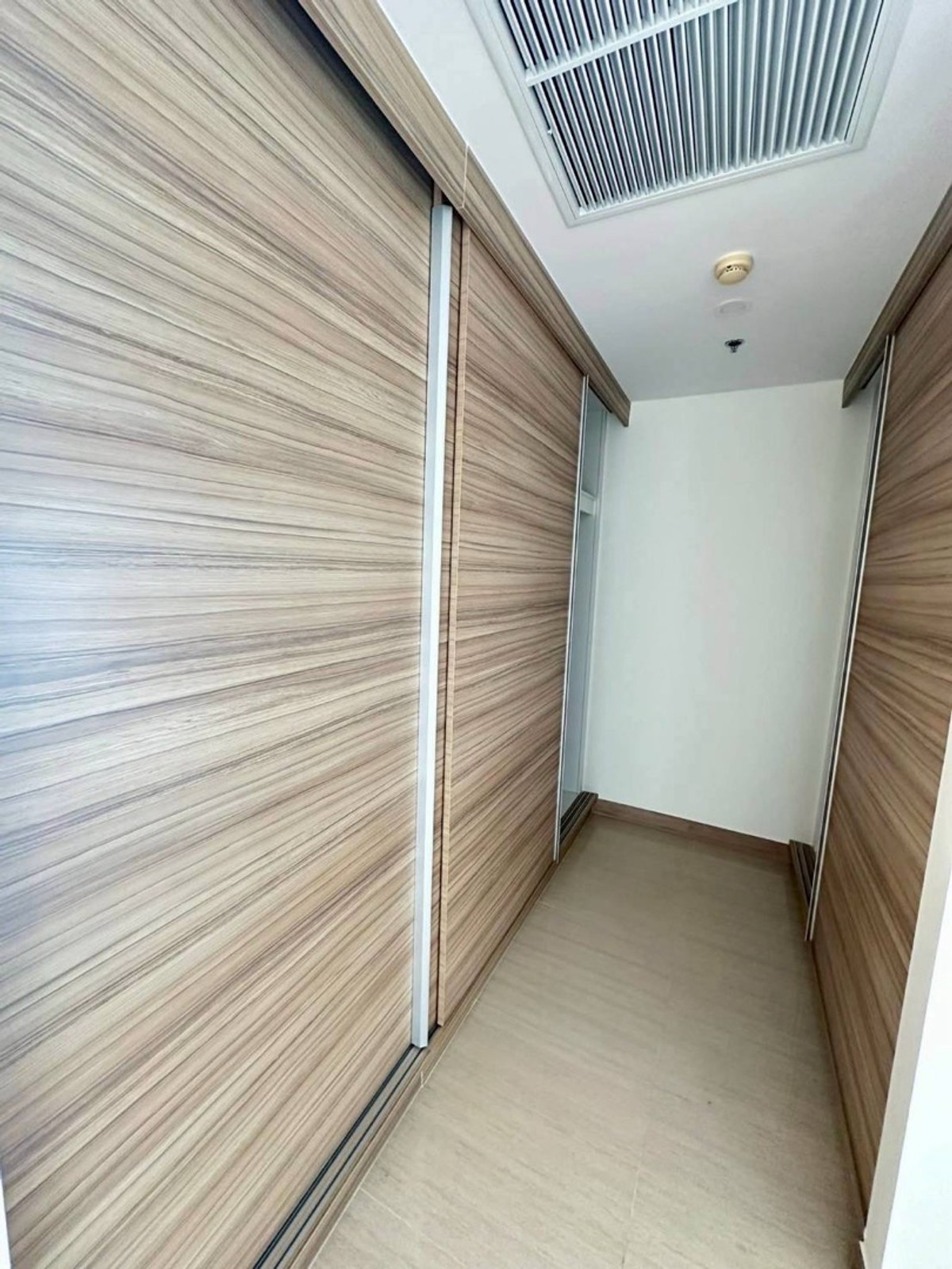 For SaleCondoPattaya, Bangsaen, Chonburi : Luxury condo for sale in Pattaya, The Riviera Jomtien, 34th floor, open sea view, 5 bedrooms, 4 bathrooms, size 179 sq m, price 33,000,000 baht.