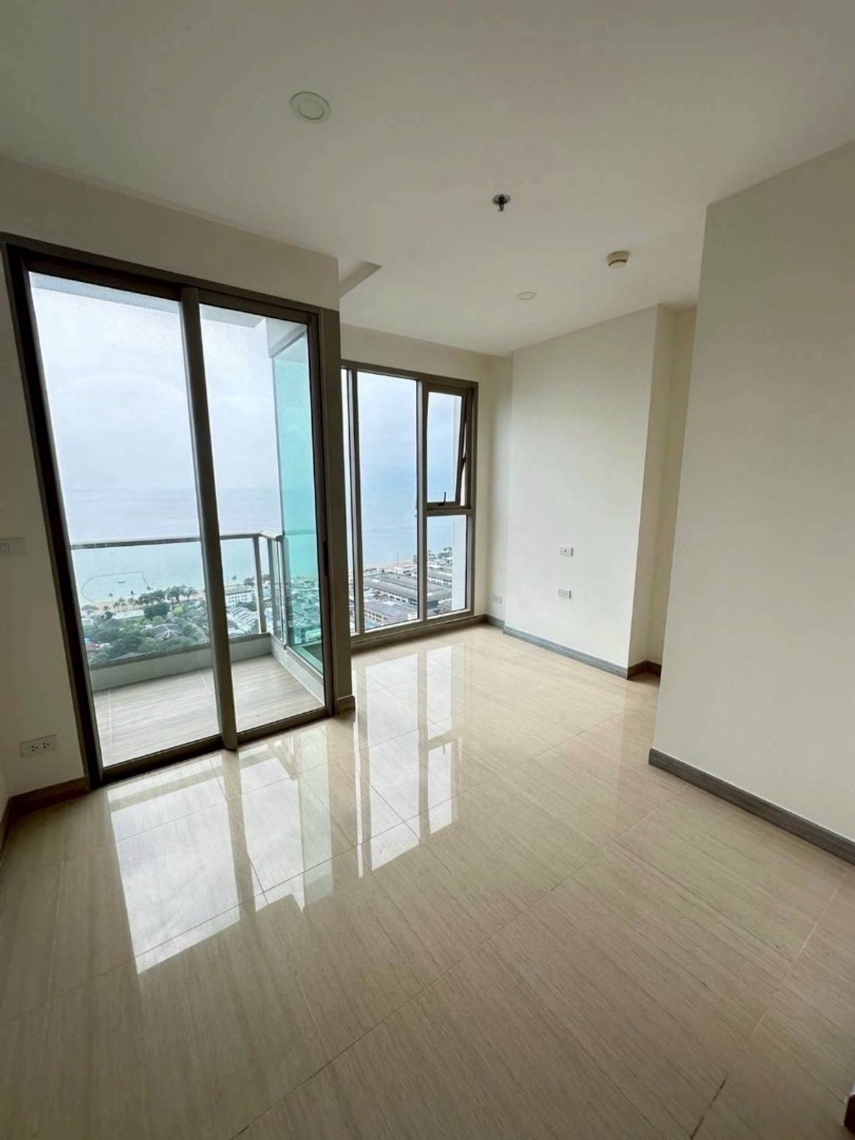 For SaleCondoPattaya, Bangsaen, Chonburi : Luxury condo for sale in Pattaya, The Riviera Jomtien, 34th floor, open sea view, 5 bedrooms, 4 bathrooms, size 179 sq m, price 33,000,000 baht.