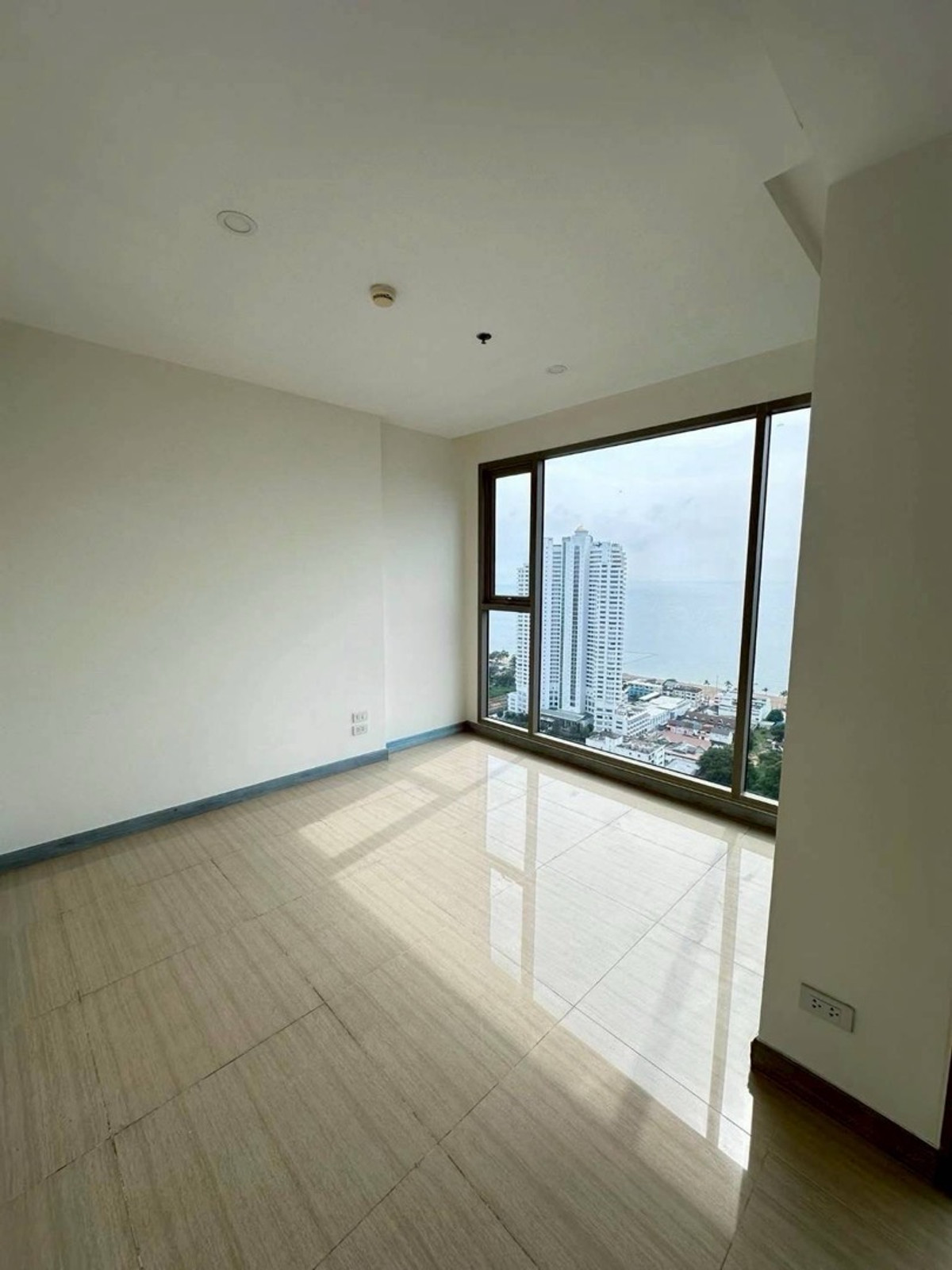 For SaleCondoPattaya, Bangsaen, Chonburi : Luxury condo for sale in Pattaya, The Riviera Jomtien, 34th floor, open sea view, 5 bedrooms, 4 bathrooms, size 179 sq m, price 33,000,000 baht.