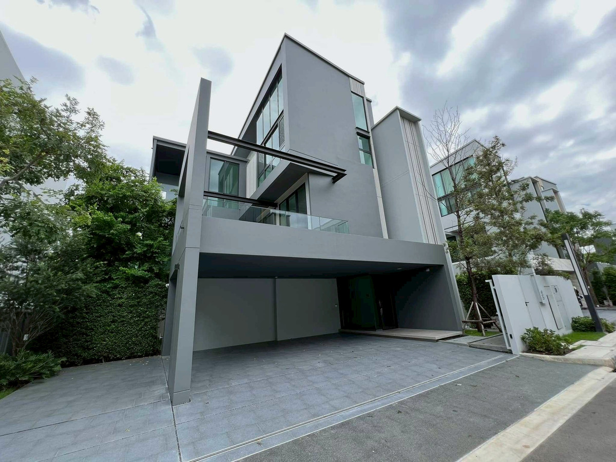 HousePattanakan, Srinakarin : LB032 For Sale / For Rent – 3-Storey Luxury Home at Vive Krungthep Kreetha A spacious modern residence with a private elevator. The house is unfurnished but ready for you to bring in your own furniture and move in immediately.