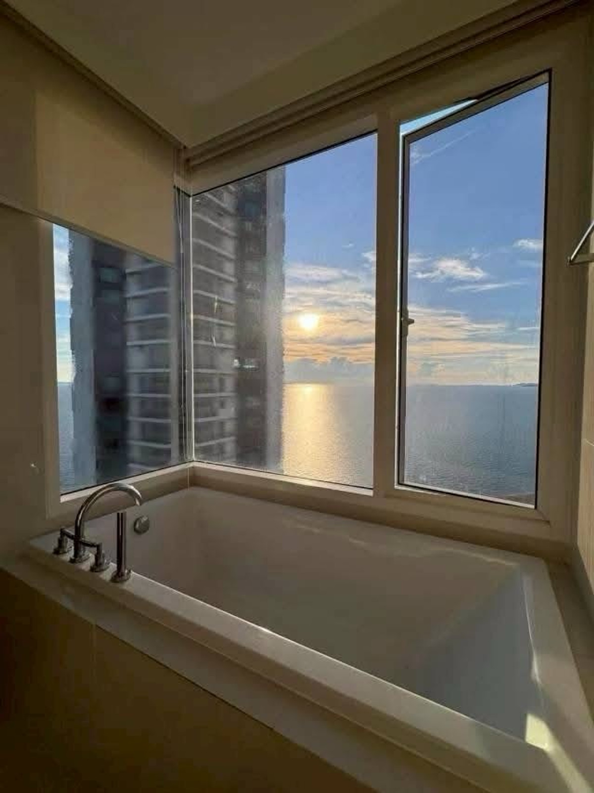 For SaleCondoPattaya, Bangsaen, Chonburi : Sea view condo for sale, Reflection Jomtien, Building B, 25th floor, 360° sea view, size 102 sq m, 1 bedroom, price 10,900,000 baht.