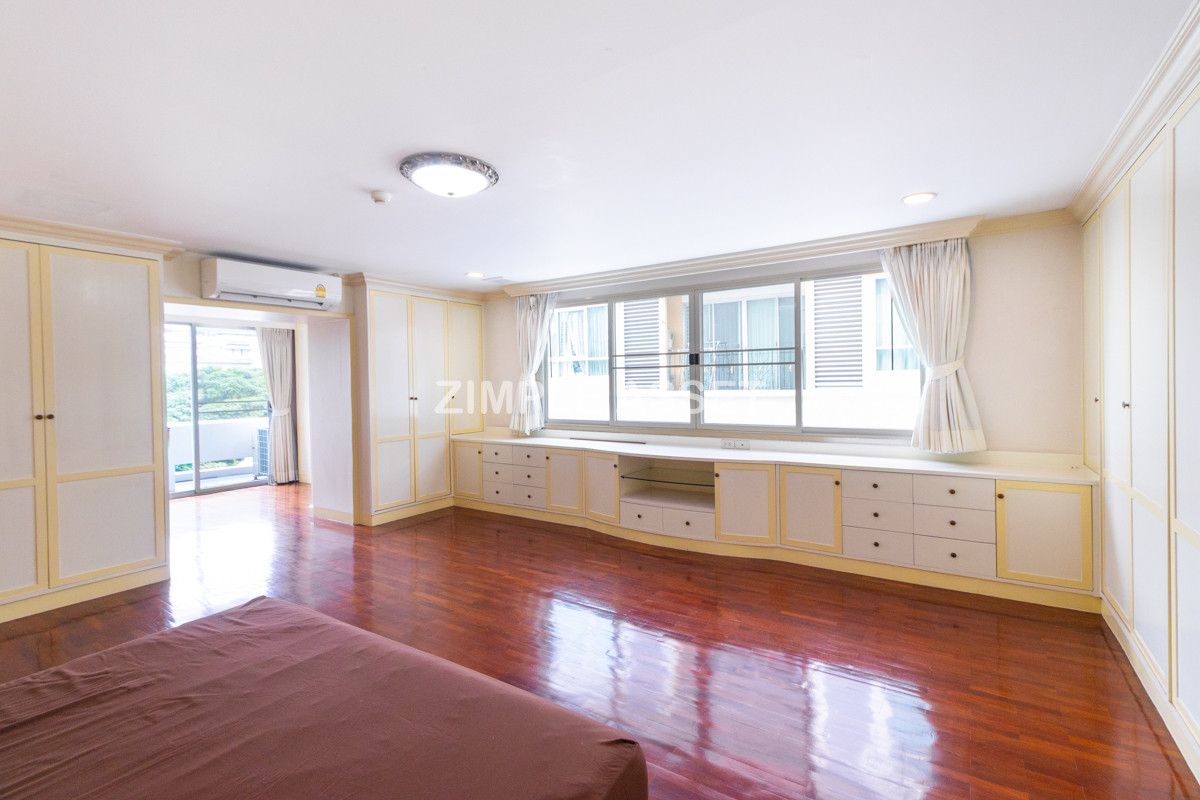 For RentSukhumvit, Asoke, Thonglor : Line ID: @zimple_asset  Residence for Rent in Soi Sawatdi, Sukhumvit. Spacious rooms, fully furnished, prime location.
