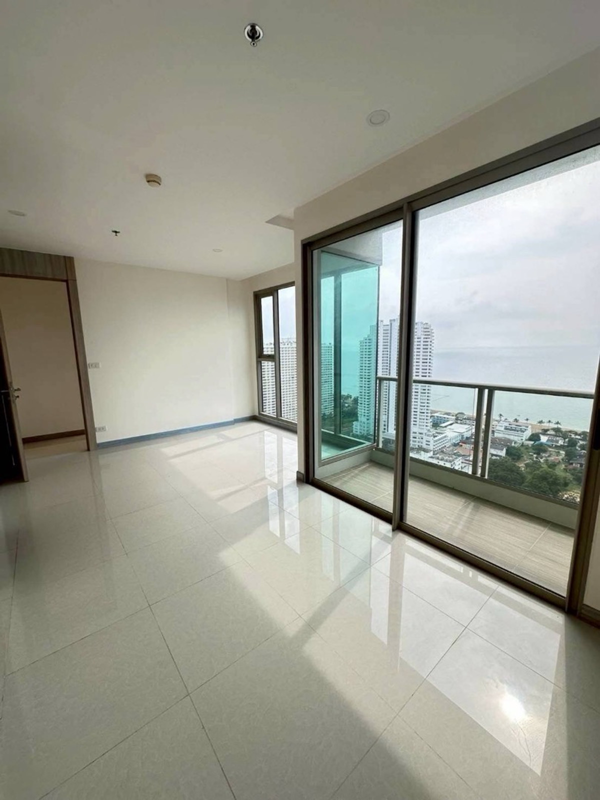 For SaleCondoPattaya, Bangsaen, Chonburi : Luxury condo for sale in Pattaya, The Riviera Jomtien, 34th floor, open sea view, 5 bedrooms, 4 bathrooms, size 179 sq m, price 33,000,000 baht.