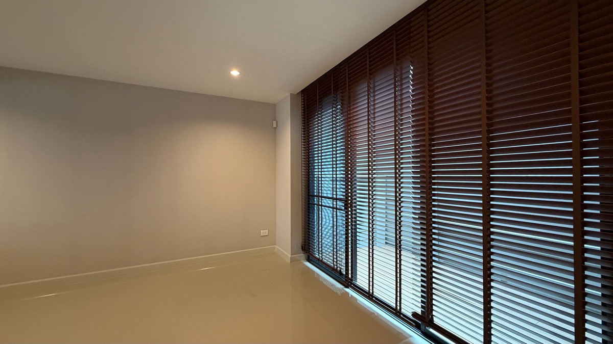 For SaleTownhomePattanakan, Srinakarin : Urgent sale, great price, Navana Define Srinakarin-Rama 9, luxury townhome, 3 floors, large functions, good value, premium location.