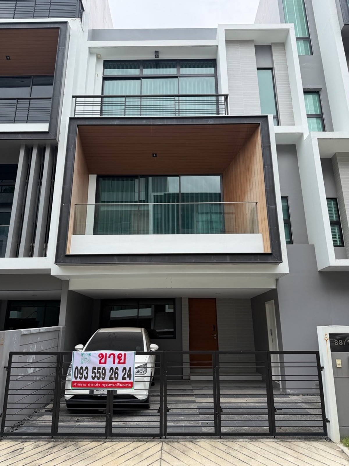 For SaleTownhomePattanakan, Srinakarin : Urgent sale, great price, Navana Define Srinakarin-Rama 9, luxury townhome, 3 floors, large functions, good value, premium location.