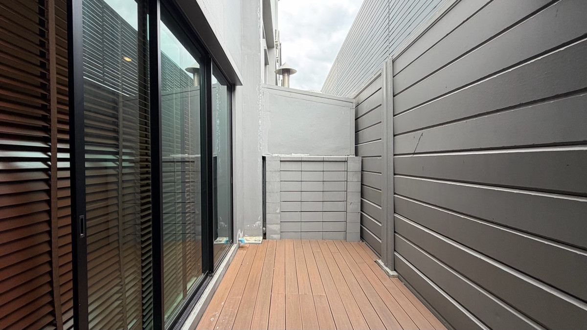 For SaleTownhomePattanakan, Srinakarin : Urgent sale, great price, Navana Define Srinakarin-Rama 9, luxury townhome, 3 floors, large functions, good value, premium location.