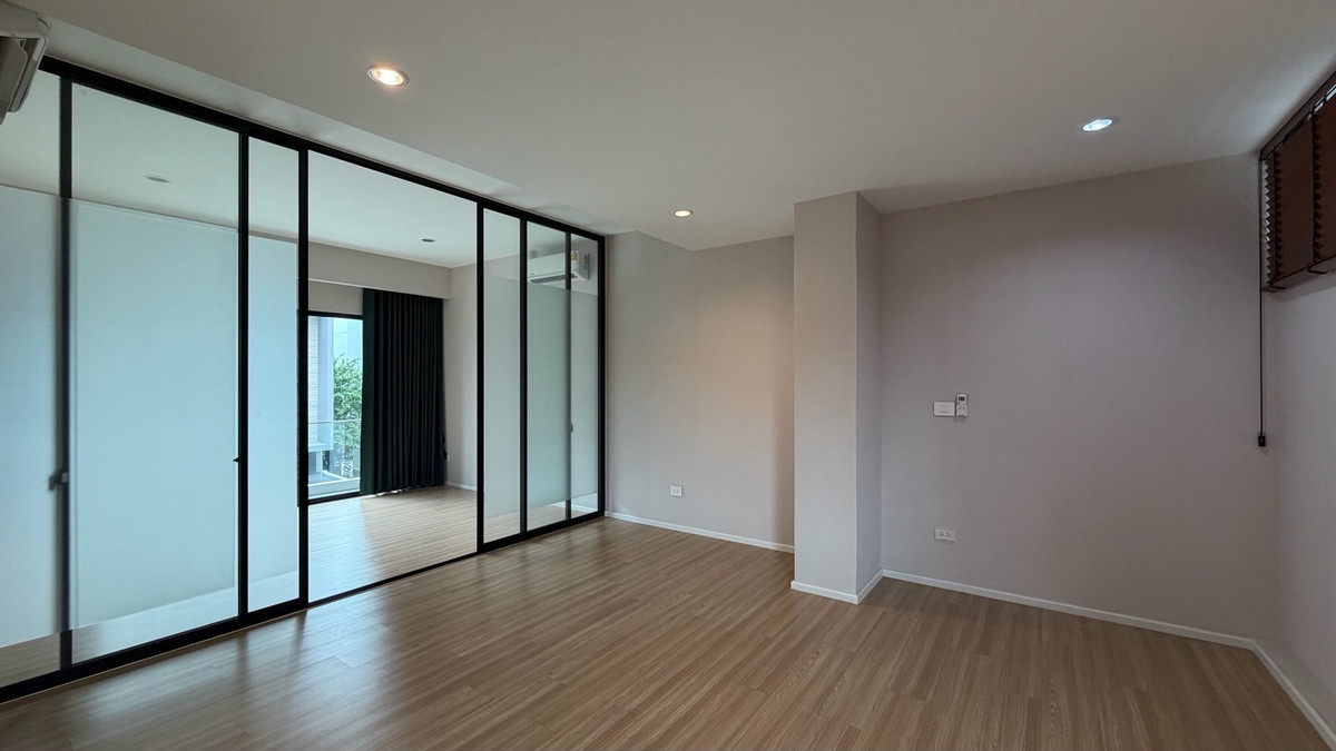 For SaleTownhomePattanakan, Srinakarin : Urgent sale, great price, Navana Define Srinakarin-Rama 9, luxury townhome, 3 floors, large functions, good value, premium location.