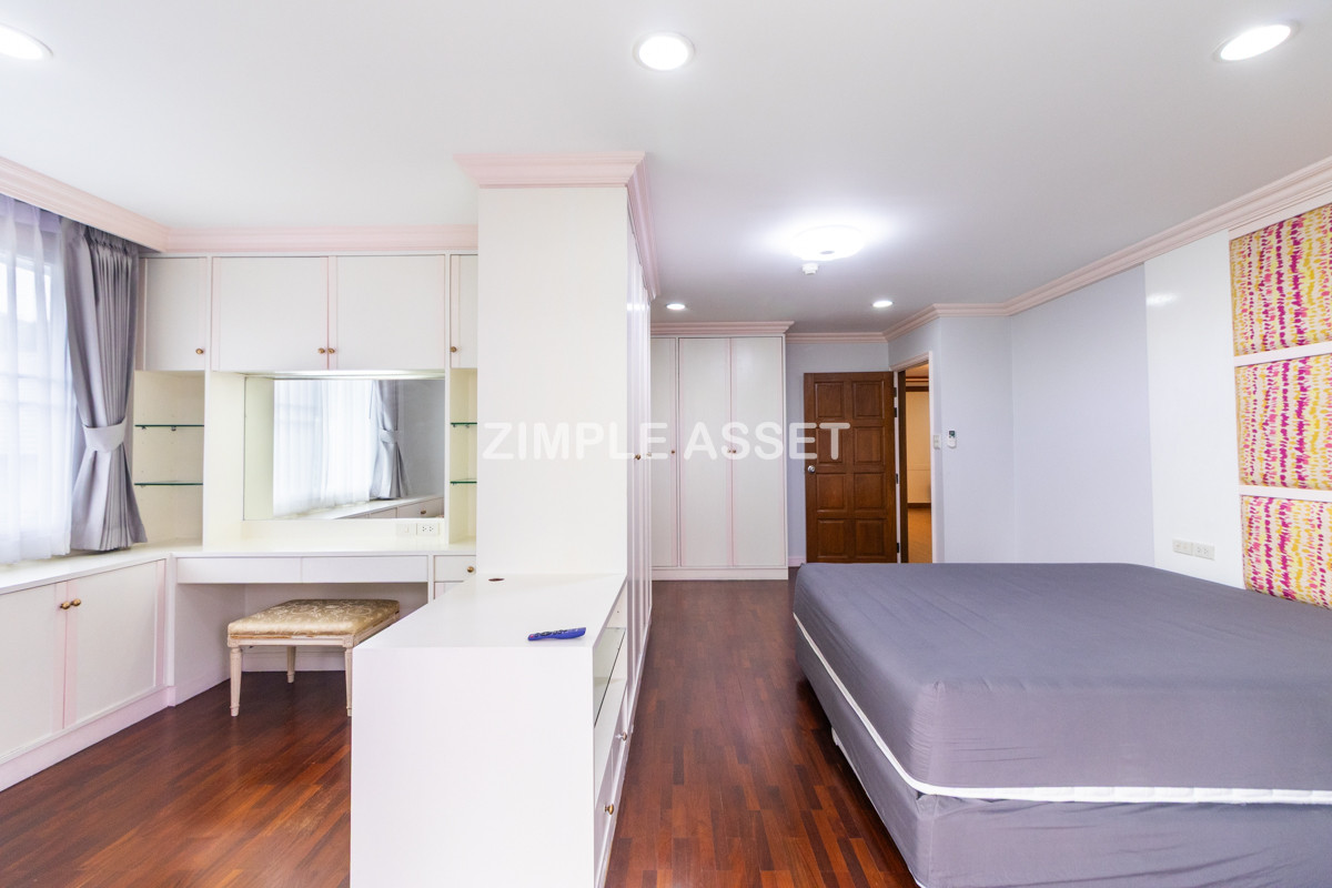 For RentSukhumvit, Asoke, Thonglor : Line ID: @zimple_asset  Residence for Rent in Soi Sawatdi, Sukhumvit. Spacious rooms, fully furnished, prime location.