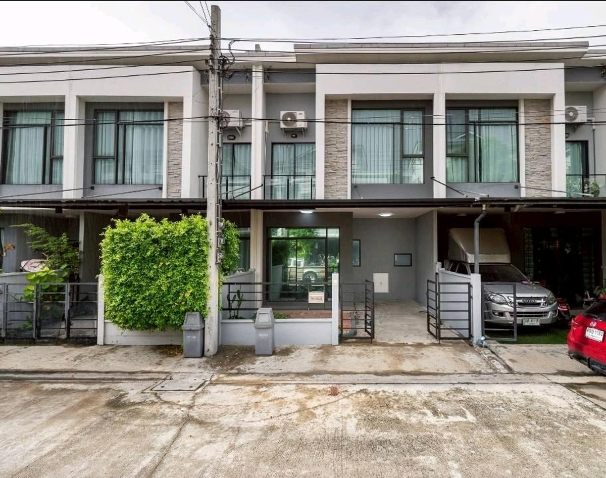 For SaleTownhomeNawamin, Ramindra : ✨ Newly renovated townhome Ready to move in Near Don Mueang Airport Dont be afraid of being called to fly or travel. 🏡 The Pleno Phahonyothin - Watcharaphon🌳