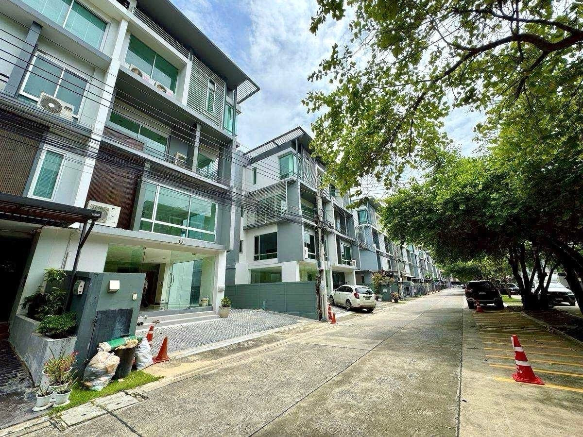 For SaleHome OfficeRatchadapisek, Huaikwang, Suttisan : ขายโฮมออฟิศใหญ่แถวเหม่งจ๋าย บี สแควร์ พระราม9–เหม่งจ๋าย B-Square Rama9 – Mengjai มีตึกเดี่ยวและตึกคู่
