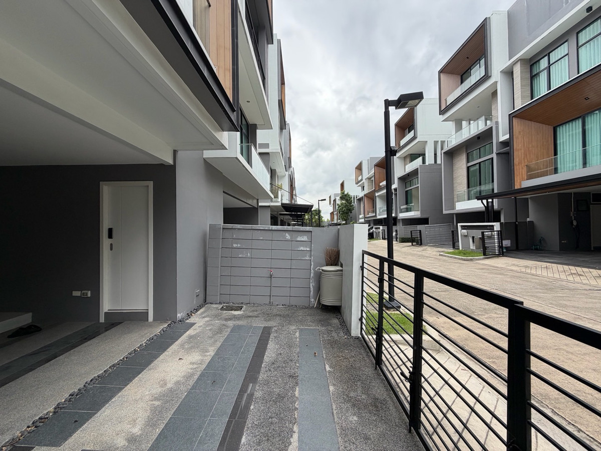 For SaleTownhomePattanakan, Srinakarin : Urgent sale, great price, Navana Define Srinakarin-Rama 9, luxury townhome, 3 floors, large functions, good value, premium location.