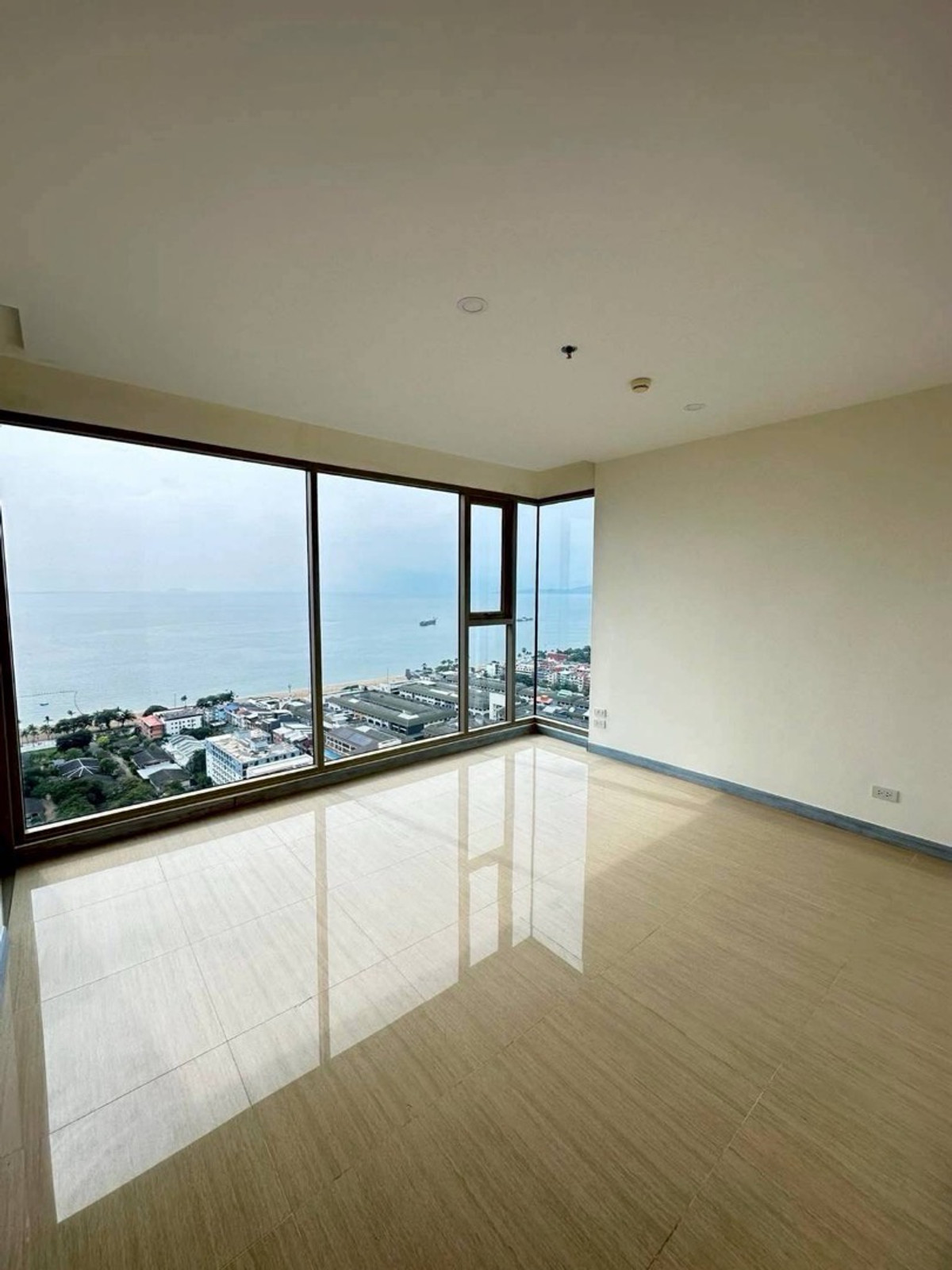 ขายคอนโดพัทยา บางแสน ชลบุรี สัตหีบ : ขายคอนโดหรูพัทยา The Riviera Jomtien ชั้น 34 วิวทะเลโล่ง 5 ห้องนอน 4 ห้องน้ำ ขนาด 179 ตร.ม. ราคา 33,000,000 บาท
