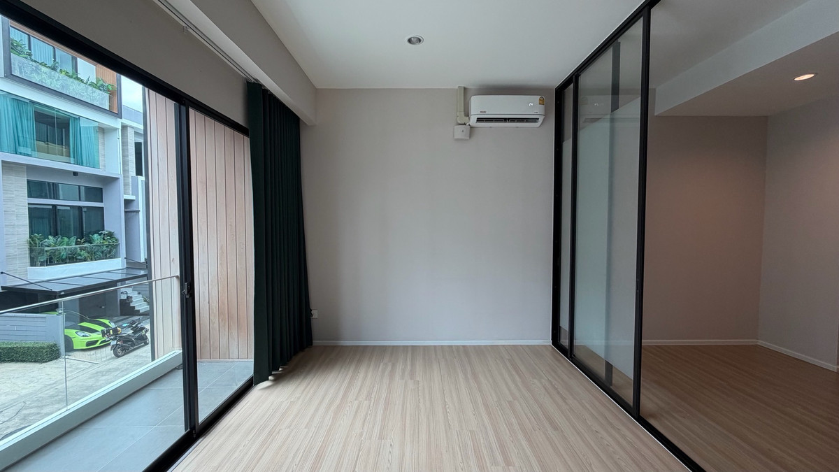 For SaleTownhomePattanakan, Srinakarin : Urgent sale, great price, Navana Define Srinakarin-Rama 9, luxury townhome, 3 floors, large functions, good value, premium location.