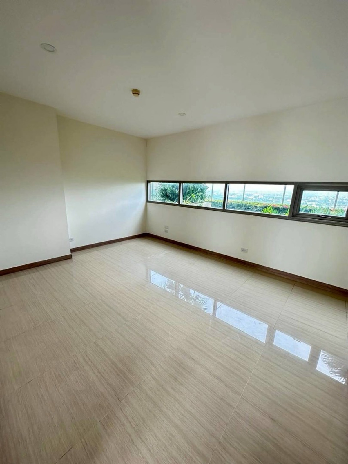 For SaleCondoPattaya, Bangsaen, Chonburi : Luxury condo for sale in Pattaya, The Riviera Jomtien, 34th floor, open sea view, 5 bedrooms, 4 bathrooms, size 179 sq m, price 33,000,000 baht.