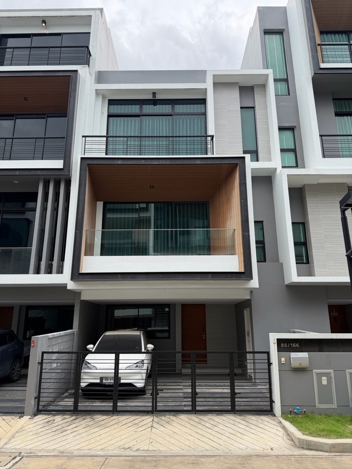 For SaleTownhomePattanakan, Srinakarin : Urgent sale, great price, Navana Define Srinakarin-Rama 9, luxury townhome, 3 floors, large functions, good value, premium location.