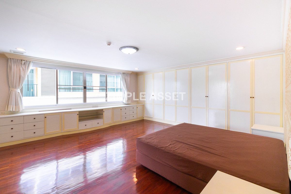 For RentSukhumvit, Asoke, Thonglor : Line ID: @zimple_asset  Residence for Rent in Soi Sawatdi, Sukhumvit. Spacious rooms, fully furnished, prime location.