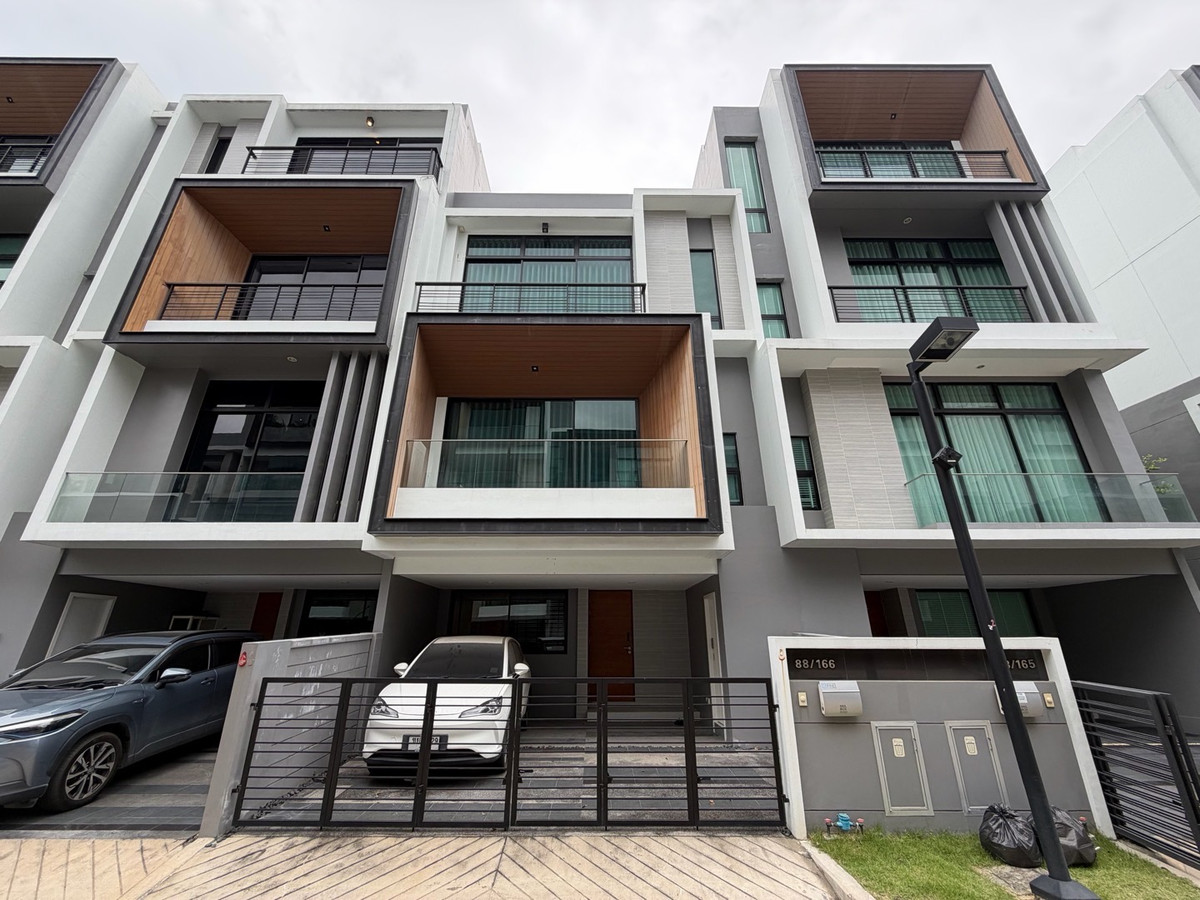 For SaleTownhomePattanakan, Srinakarin : Urgent sale, great price, Navana Define Srinakarin-Rama 9, luxury townhome, 3 floors, large functions, good value, premium location.